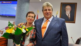 Řihák přijal gratulaci ke svému zvolení středočeským hejtmanem od Zuzany Moravčíkové, která nahradila v hejtmanském křeslu zatčeného Davida Ratha
