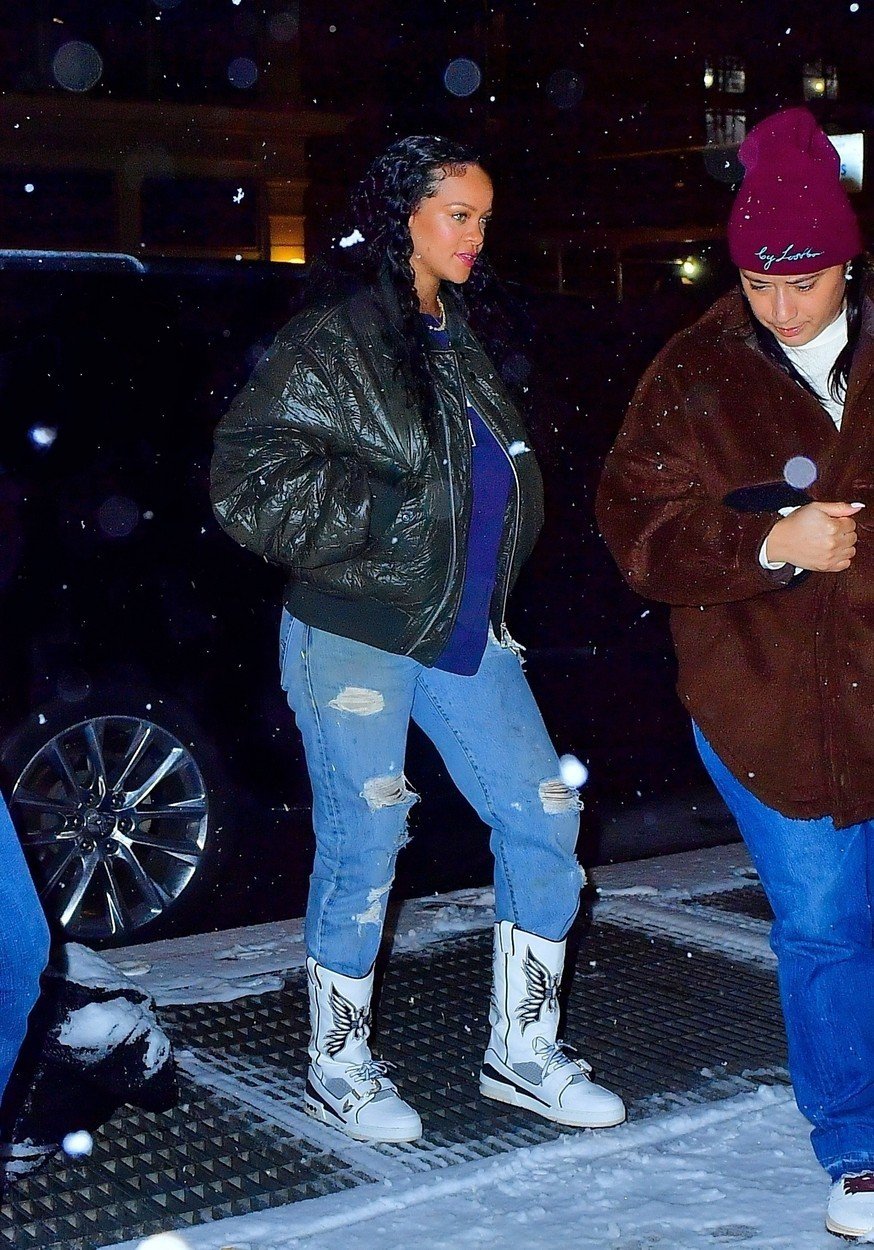 Rihanna skrývá těhotenské bříško