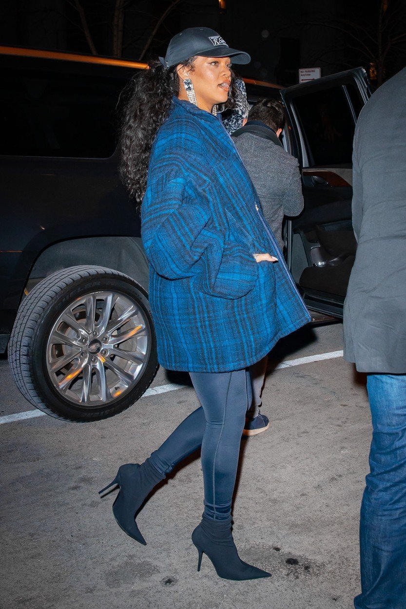 Rihanna skrývá těhotenské bříško