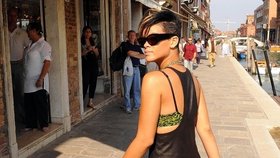 Rihanna vyrazila do baziliky v superkrátkých vyzývavých šatech, z nichž jí koukala podprsenka s leopardím vzorem
