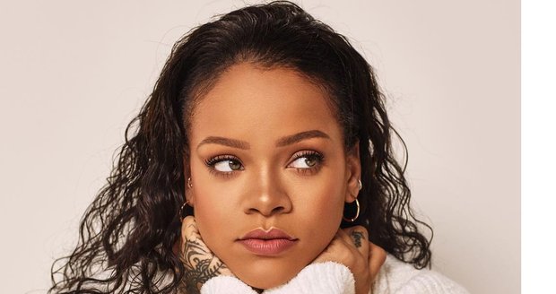 Rihanna se momentálně prezentuje víc jako modelka a návrhářka prádla, než zpěvačka.