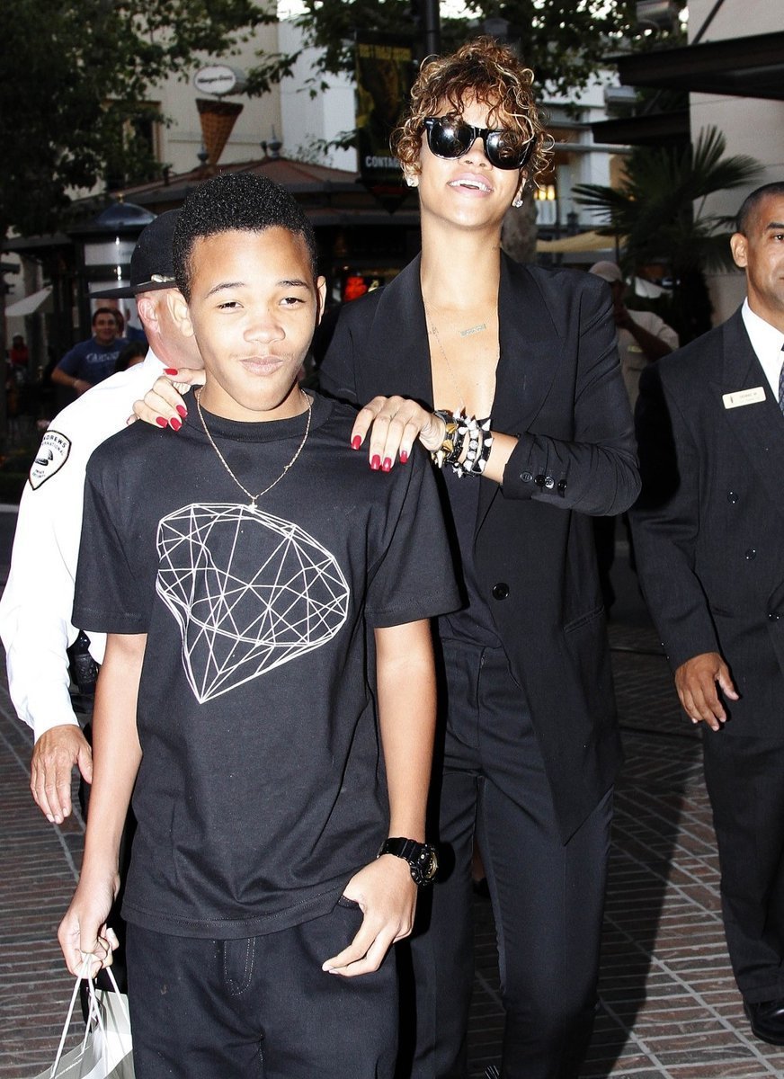 Rihanna vzala bratra na nákupy
