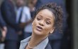 Populární zpěvačka Rihanna se v Paříži setkala s francouzským prezidentem Macronem a jeho manželkou Brigitte