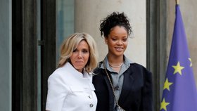 Populární zpěvačka Rihanna se v Paříži setkala s francouzským prezidentem Macronem a jeho manželkou Brigitte
