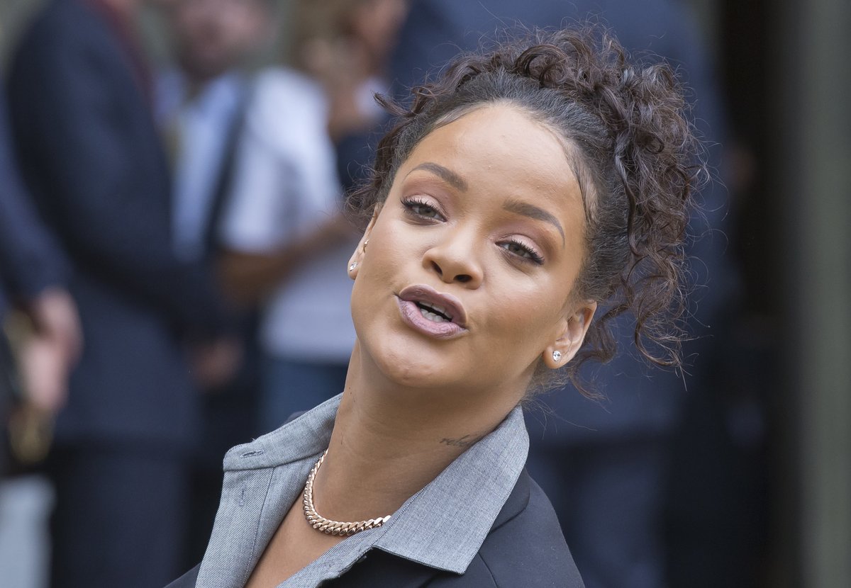 Populární zpěvačka Rihanna se v Paříži setkala s francouzským prezidentem Macronem a jeho manželkou Brigitte