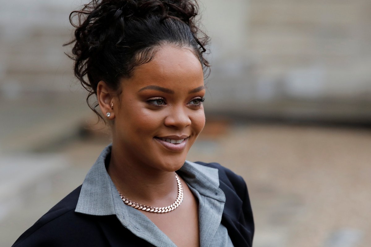 Populární zpěvačka Rihanna se v Paříži setkala s francouzským prezidentem Macronem a jeho manželkou Brigitte