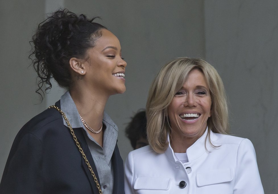 Populární zpěvačka Rihanna se v Paříži setkala s francouzským prezidentem Macronem a jeho manželkou Brigitte.