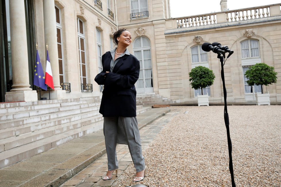 Populární zpěvačka Rihanna se v Paříži setkala s francouzským prezidentem Macronem a jeho manželkou Brigitte