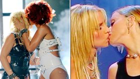 Britney Spears se ráda líbá na jevišti. Nejdřív s Madonnou, teď s Rihannou (vlevo) rovnou v latexu