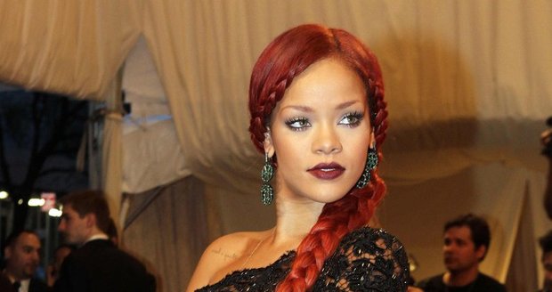 Rihanna si nabarvila hlavu, je z ní zrzka