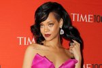 Rihanna řekvapila a dorazila na večírek v růžových šatech