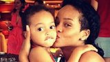 To je moje dcerka, chlubila se divoška Rihanna na Facebooku! Adoptovala dítě?