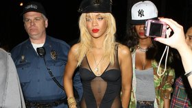 Blonďatá Rihanna dráždí v průhledném korzetu