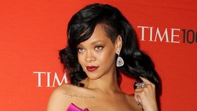 Rihanna řekvapila a dorazila na večírek v růžových šatech
