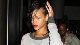 Zpěvačka Rihanna: Na fashion show dorazila v teplákové soupravě