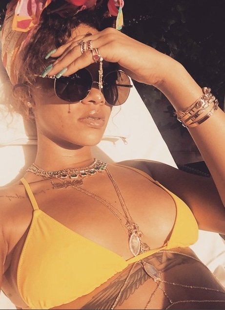 Rihanna relaxuje u bazénu.