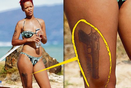 Rihanna má na těle několik tetování, pistole na sexy stehýnku ale není trvalá, za několik dní zmizí.