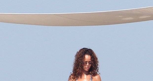 V jasně modrých plavkách na opáleném těle vypadala Rihanna velmi sexy