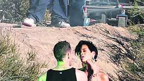 Rihanna a Timberlake natáčejí milostné scény v kalifornské poušti 