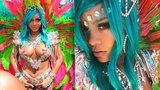 Rihanna oděná jen do šperků a peří rozsvítila karneval