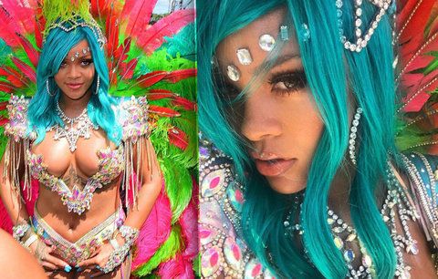 Rihanna oděná jen do šperků a peří rozsvítila karneval
