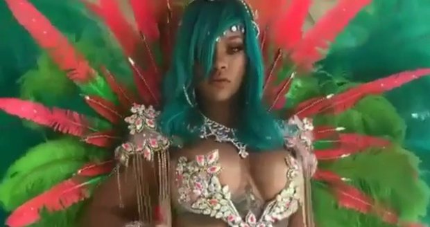 Rihanna řádila na karnevalu na Barbadosu téměř nahá. Odvážný kostým nezakrýval skoro nic.