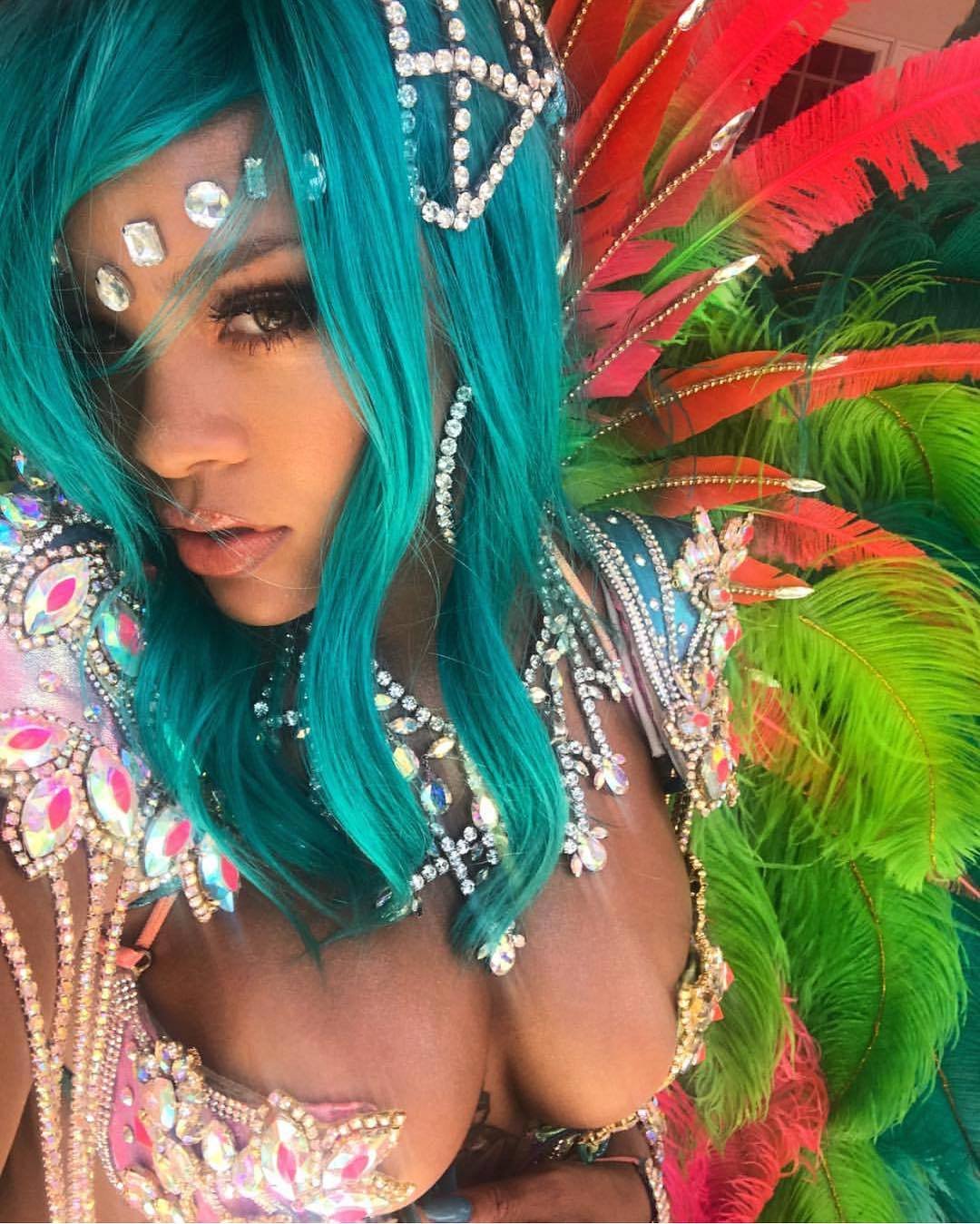 Rihanna řádila na karnevalu na Barbadosu téměr nahá. Odvážný kostým nezakrýval skoro nic.Rihanna řádila na karnevalu na Barbadosu téměr nahá. Odvážný kostým nezakrýval skoro nic.