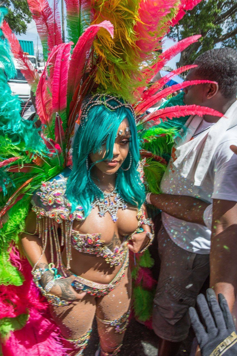 Rihanna řádila na karnevalu na Barbadosu téměr nahá. Odvážný kostým nezakrýval skoro nic.