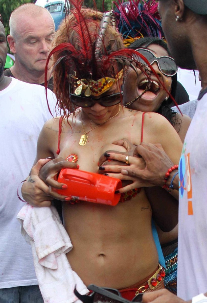 Rihanna odhalila na karnevalu své tělo - sáhnout si mohl každý.