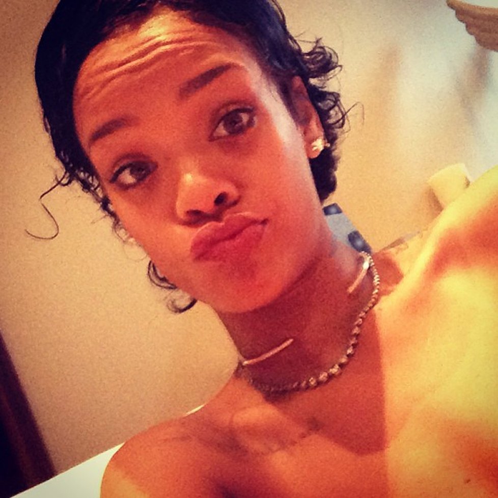 Rihanna se nestydí! Na svém profilu zvěřejnila dokonce fotku z vany.