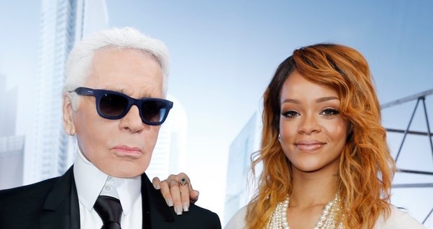 Rihanna navštívila přehlídku Chanelu v doprovodu samotného Lagerfelda. Přiznala, že se na něj tolik těšila, že ani nešla spát.