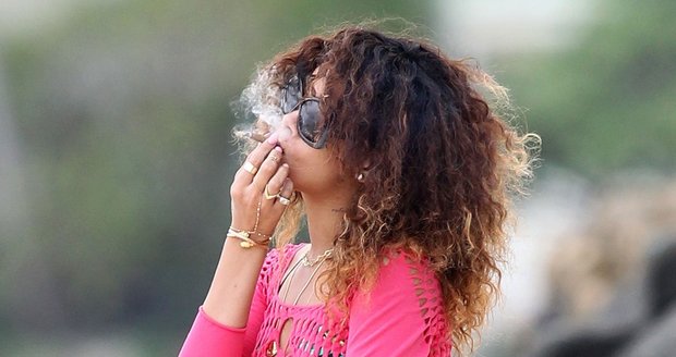 Rihanna relaxovala s marihuanou na dovolené na Havaji