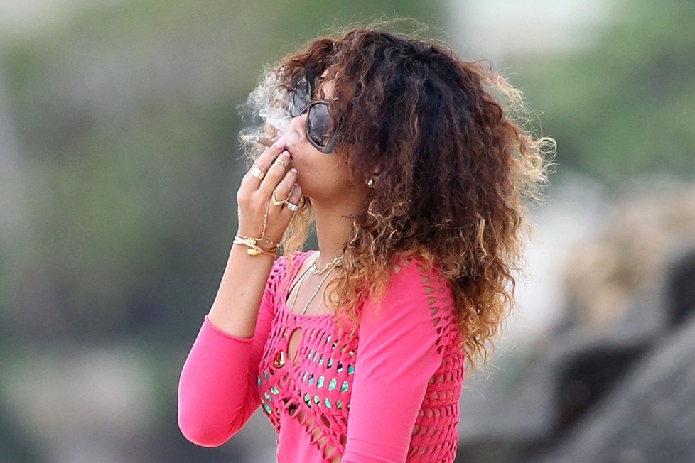 Rihanna relaxovala s marihuanou na dovolené na Havaji