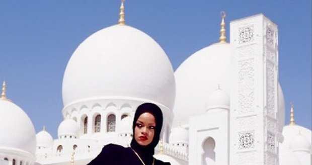 Rihanna před mešitou v Abú Dhabí