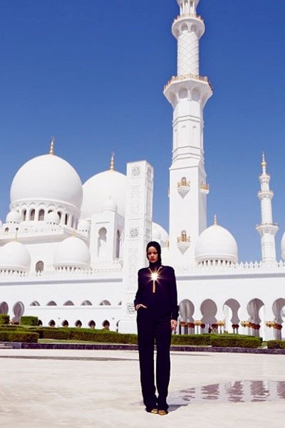 Rihanna pod minaretem