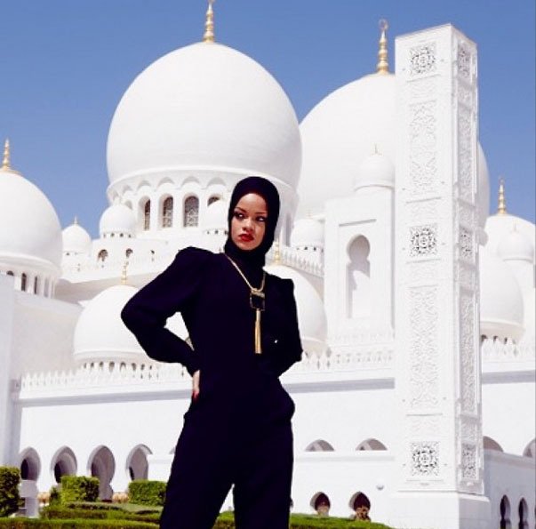 Rihanna před mešitou v Abú Dhabí