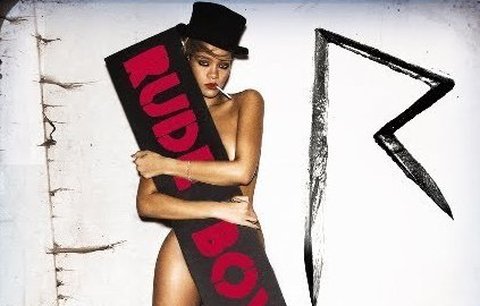 Rihanna už zase nahá. A s cigárem!