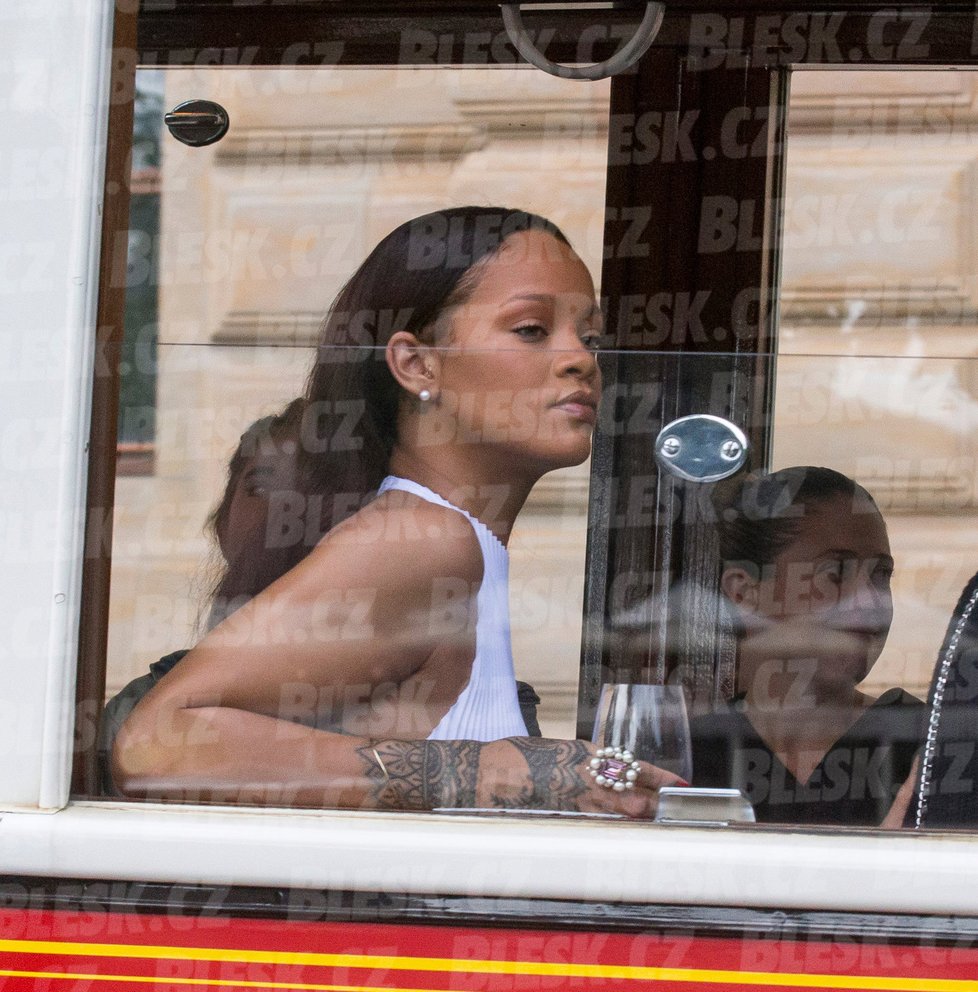 Rihanna se v Praze projela historickou tramvají.