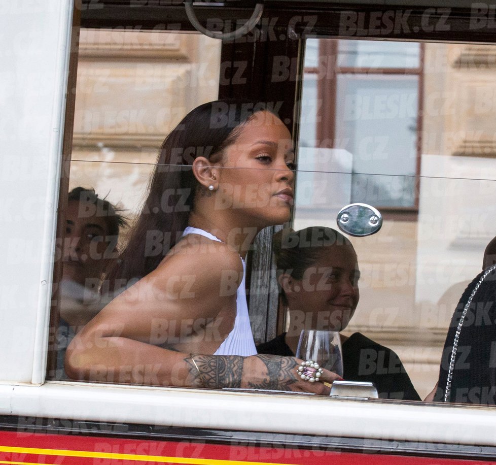 Rihanna se v Praze projela historickou tramvají.