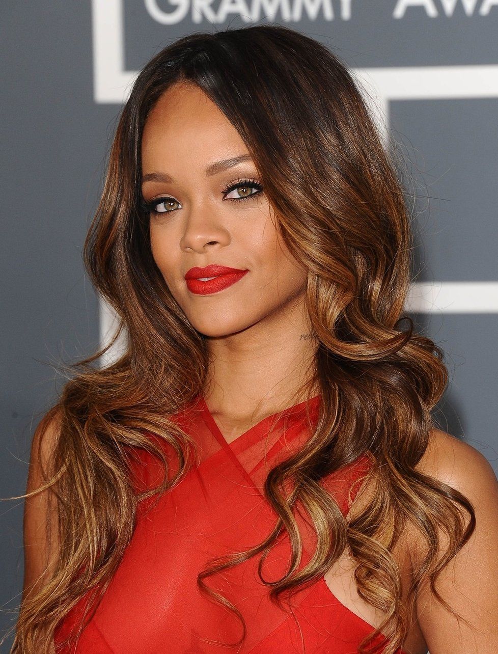 Rihanna je pořádná divoška, ale žena souložící na jachtě skutečně není ona