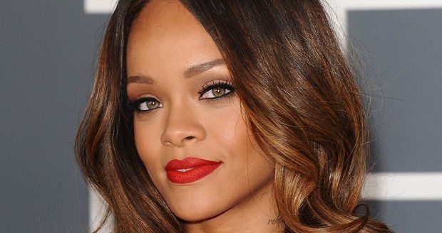 Rihanna je pořádná divoška, ale žena souložící na jachtě skutečně není ona