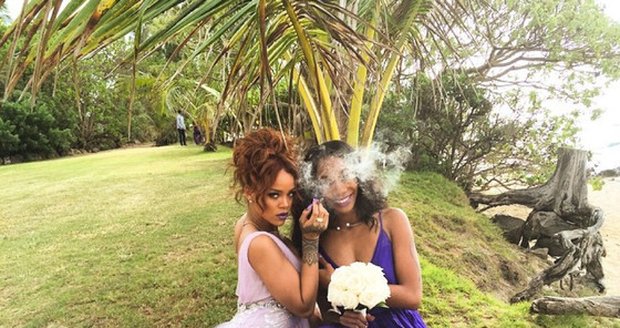 Rihanna vyrazila na kamarádčinu svatbu