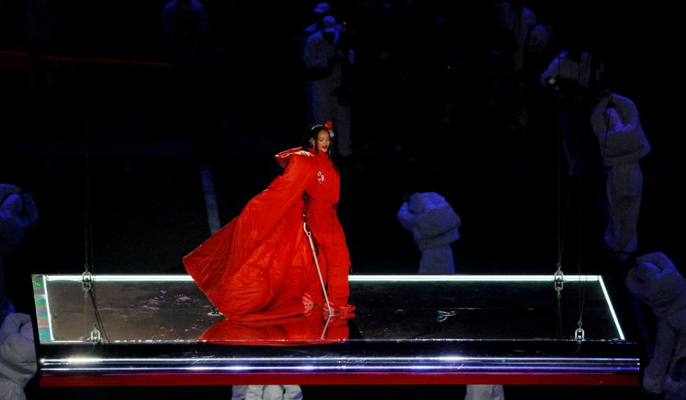 Těhotná Rihanna na vystoupení na Super Bowlu