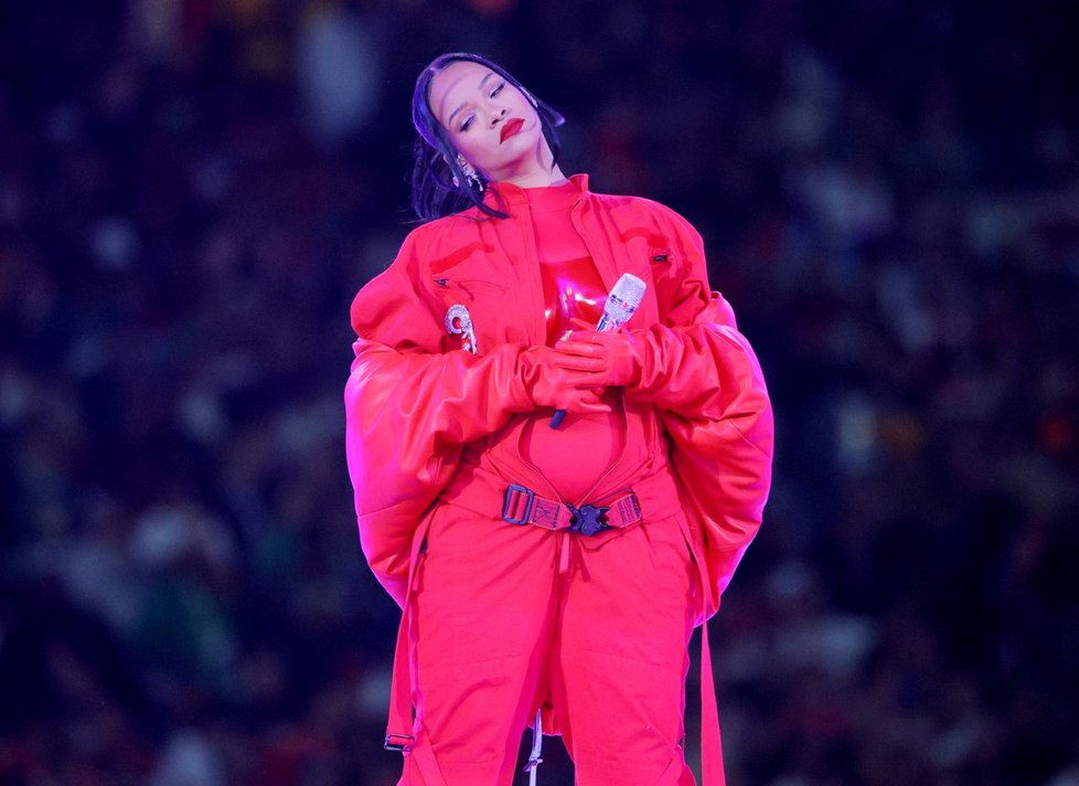 Těhotná Rihanna na vystoupení na Super Bowlu