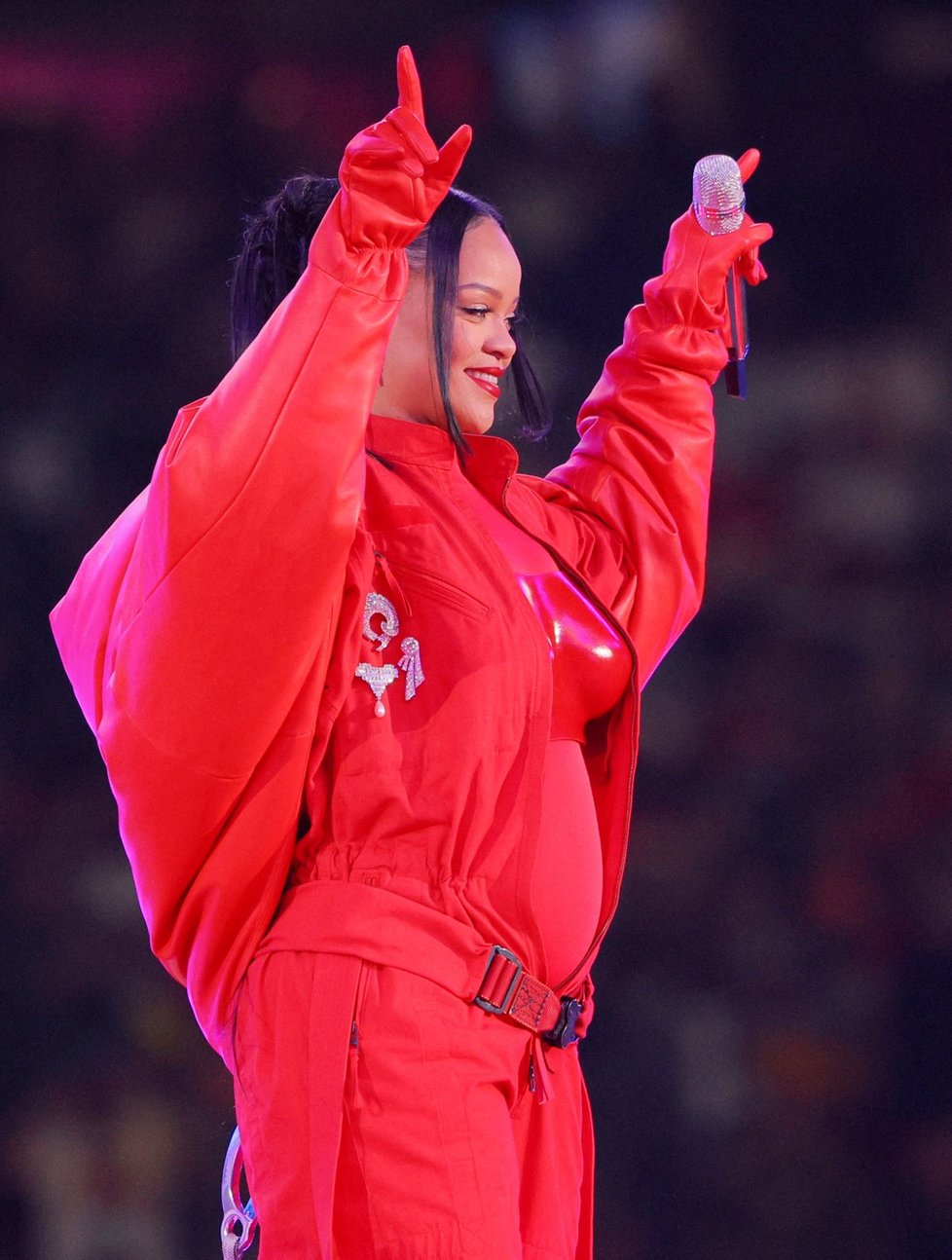 Těhotná Rihanna na vystoupení na Super Bowlu