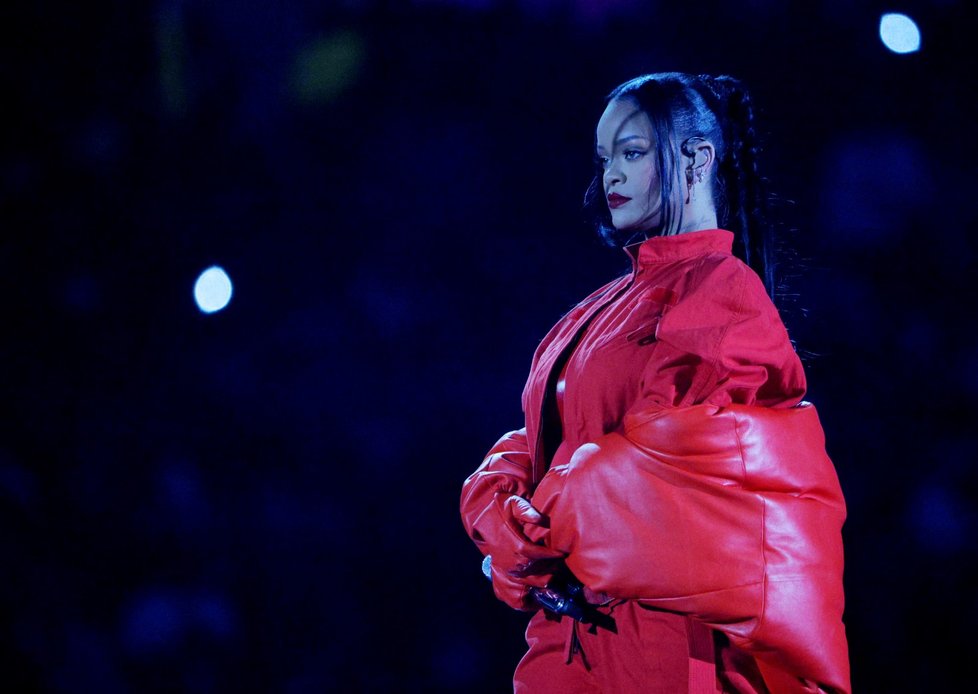 Těhotná Rihanna na vystoupení na Super Bowlu