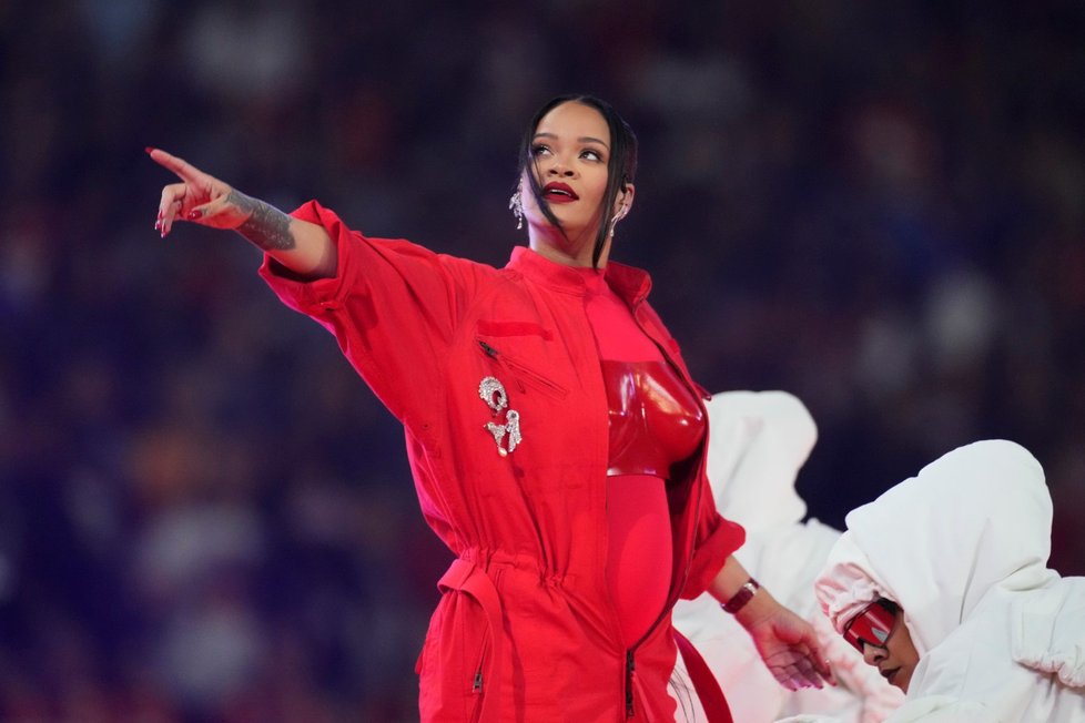 Těhotná Rihanna na vystoupení na Super Bowlu