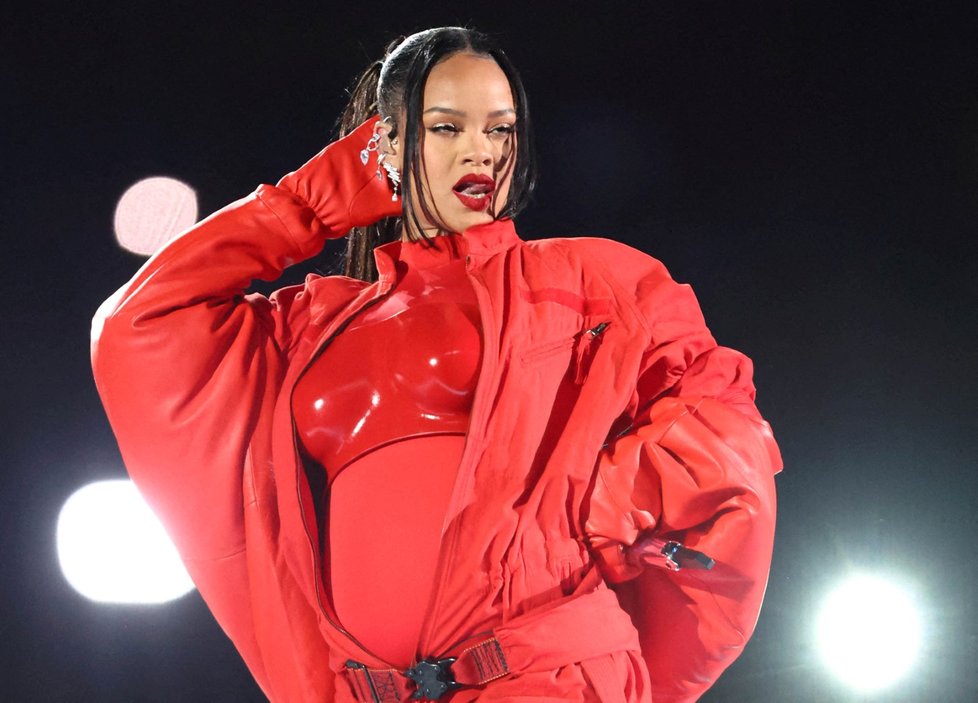 Těhotná Rihanna na vystoupení na Super Bowlu