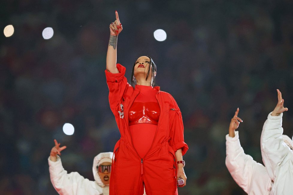 Těhotná Rihanna na vystoupení na Super Bowlu