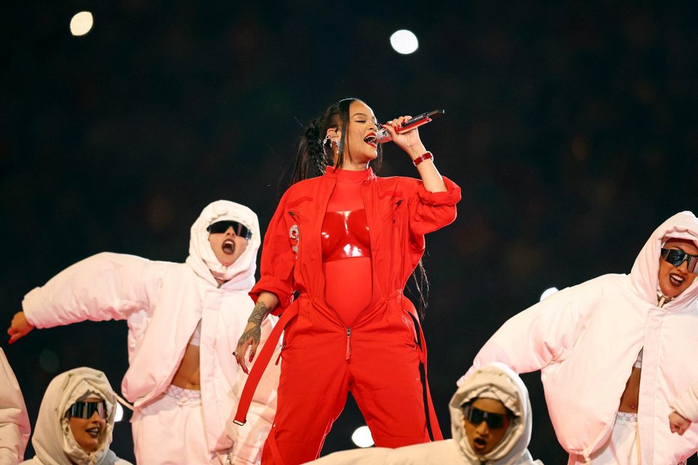 Těhotná Rihanna na vystoupení na Super Bowlu